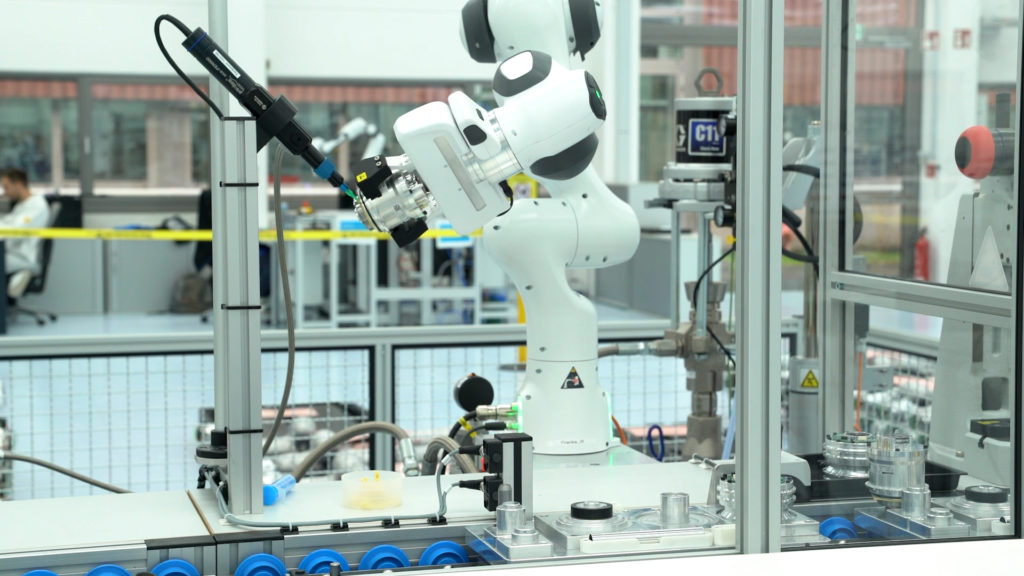 preeflow eco-PEN incorporated in robot cell in industrial production